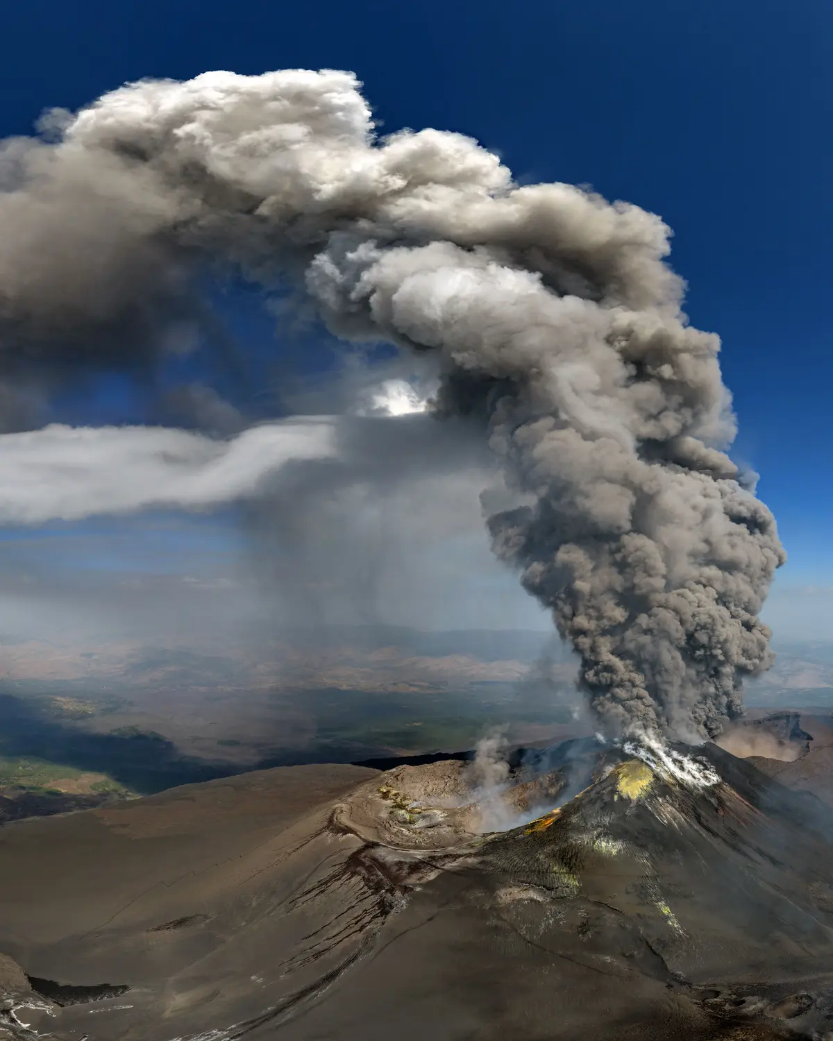 Week in Photos: Mount Etna Eruption, Mass Border Crossing, and Presidential Inauguration