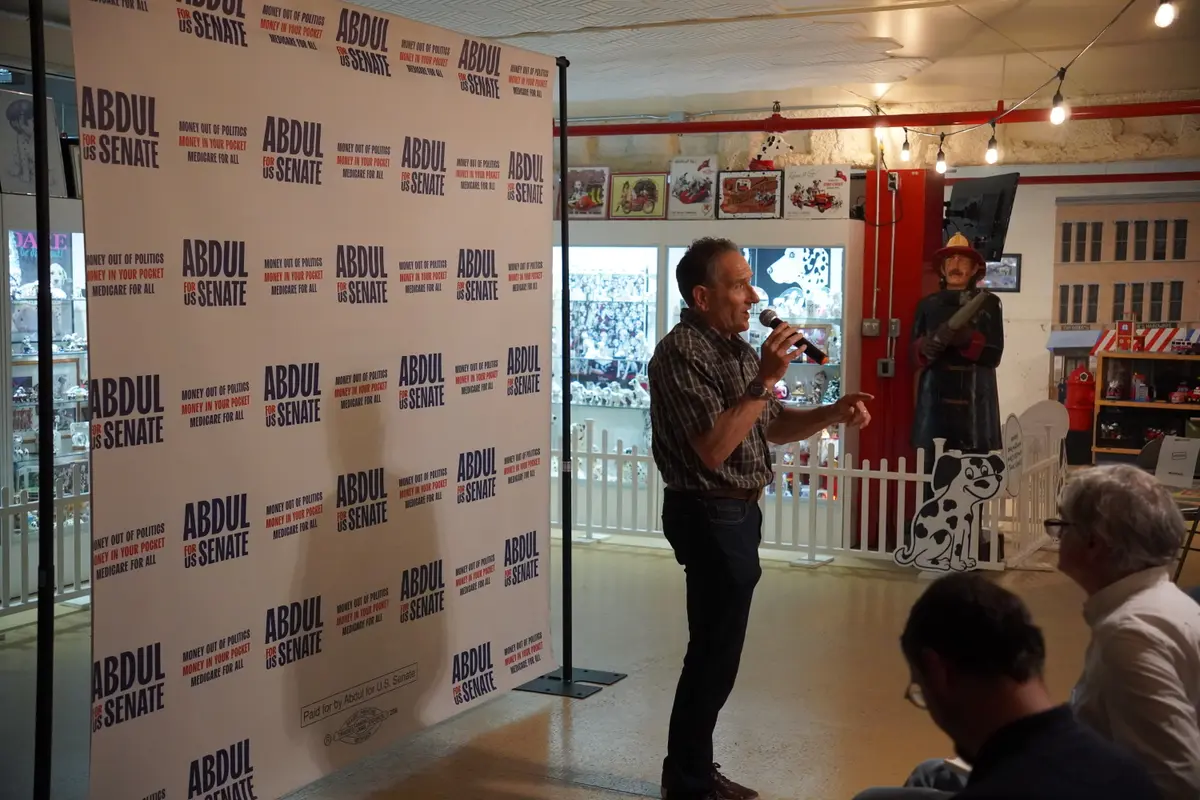 Former Rep. Andy Levin (D-Mich.) delivers a speech in support of Michigan Democratic Senate candidate Abdul El-Sayed at the Michigan Firehouse Museum and Education Center in Ypsilanti, Mich., on July 30, 2026. (Jacob Burg/The Epoch Times)