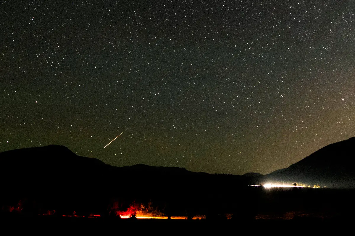 2018年8月13日,一颗英仙座流星划过科罗拉多州落基山国家公园(Rocky Mountain National Park)的夜空。美国国家公园管理局(NPS)表示,在地球上任何夜空晴朗的地方都可以看到2026年的英仙座流星雨。(Stan Honda/AFP via Getty Images)
