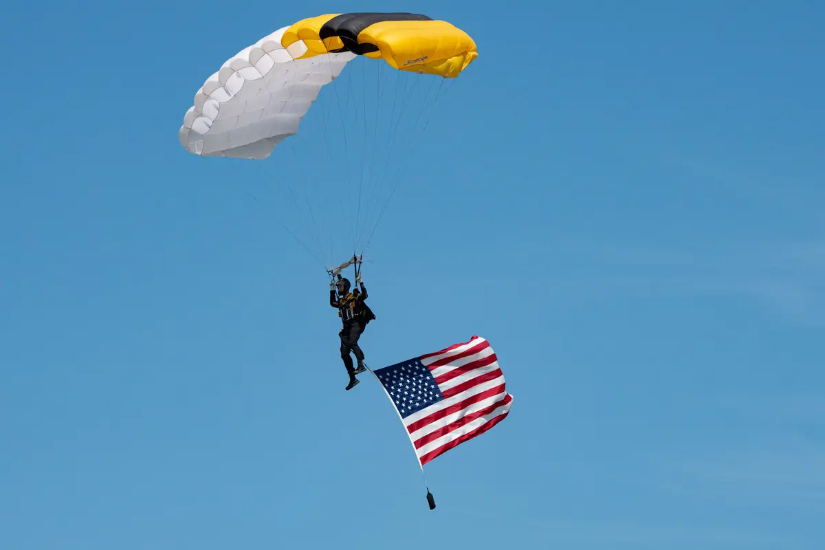 One of the six Black Knight jumpers brings an American flag on Aug. 1, 2026. (Larry Dye/The Epoch Times)