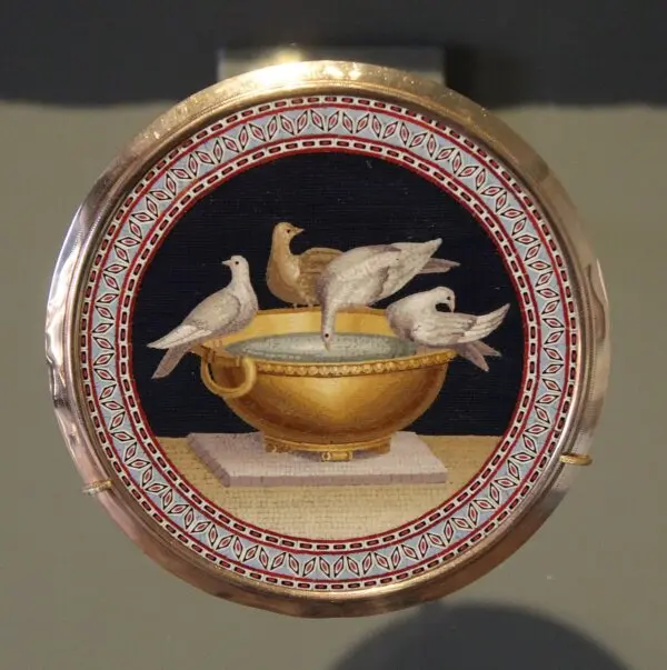 “Doves of Pliny,” 1801, by Giacomo Raffaelli. Micromosaic in a gold frame; 3 3/8 inches. Rosalinde & Arthur Gilbert Collection; Victoria and Albert Museum, London. (Public Domain)
