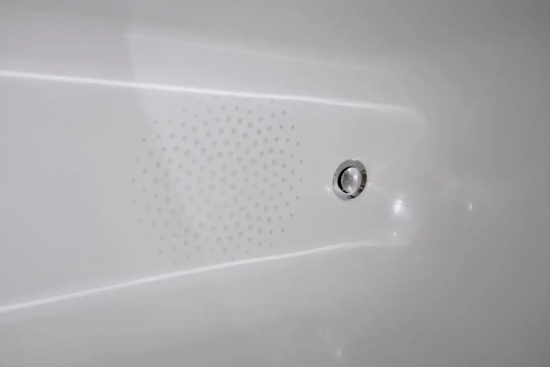 How to Clean a Bathtub Anti-Slip Bottom