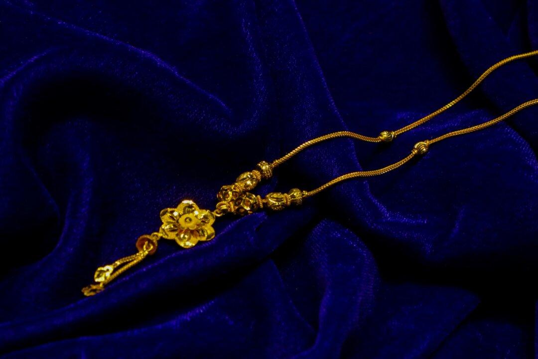 Selling the Family’s Gold: How to Turn Inherited Coins and Jewelry Into a Fair Price