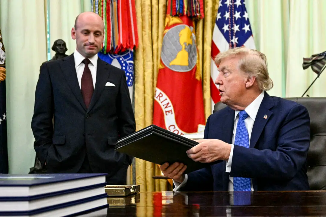 Trump Signs Order Imposing Price Floor, Tariffs on Polysilicon to Counter China