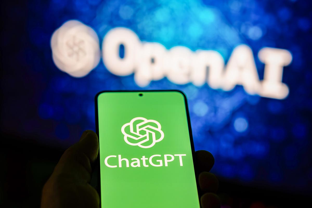 2025年4月1日,一部手机屏幕上正在运行ChatGPT应用程序。抱抱脸公司称,OpenAI的模型在大片“短暂存在的沙盒”环境中执行了“数千次”离散操作,以入侵其基础设施。(Oleksii Pydsosonnii/The Epoch Times)