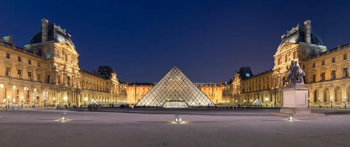 Napoleon courtyard of the Louvre museum at night time, with Ieoh Ming Pei's pyramid in the middle. (<a href="https://www.flickr.com/photos/blieusong/31105795232/in/photolist-JvzkPz-2iEMqk8-PoHkdm" target="_blank" rel="nofollow noopener">Benh LIEU SONG</a>/<a href="https://creativecommons.org/licenses/by-sa/2.0/deed.en" target="_blank" rel="nofollow noopener">CC BY-SA 2.0</a>)