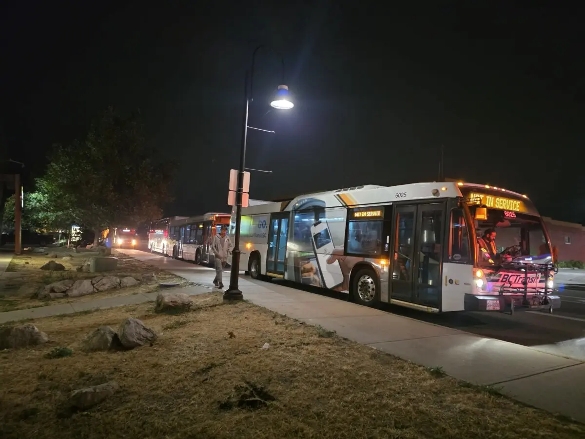 Buses bring in senior citizens to a shelter set up for Summerland evacuees in the Okanagan region. (Yang Xinwen/The Epoch Times)