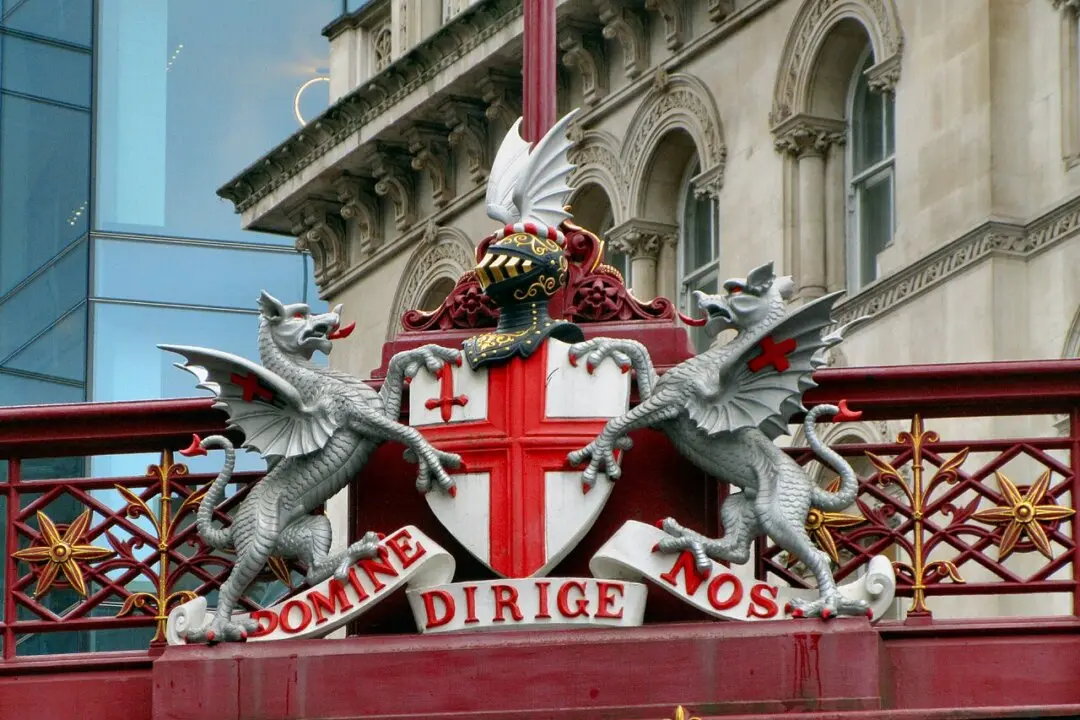 The City of London coat-of-arms on the red and gold Victorian ironwork of Holborn Viaduct on Farringdon Road, London. (Public domain)