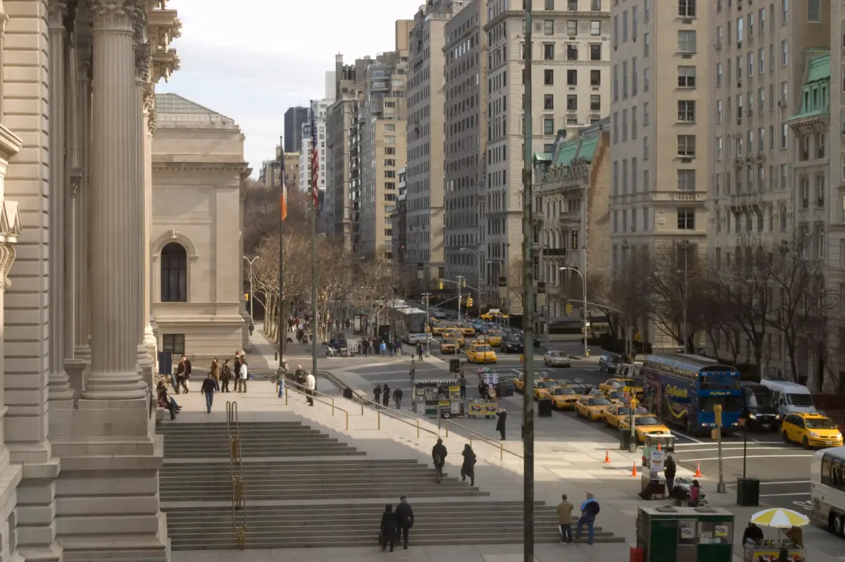 A view of New York’s Fifth Ave. from the Metropolitan Museum of Art, shows how some tall apartment buildings are set-back from the sidewalk and terraced. Rosario Candela designed at least four buildings on the street, including at 960 Fifth Ave., which is in the far distance of this photograph. (<a href="https://commons.wikimedia.org/wiki/File:Photograph_of_Fifth_Avenue_from_the_Metropolitan—New_York_City.jpg">A. Balet/CC BY 3.0</a>)