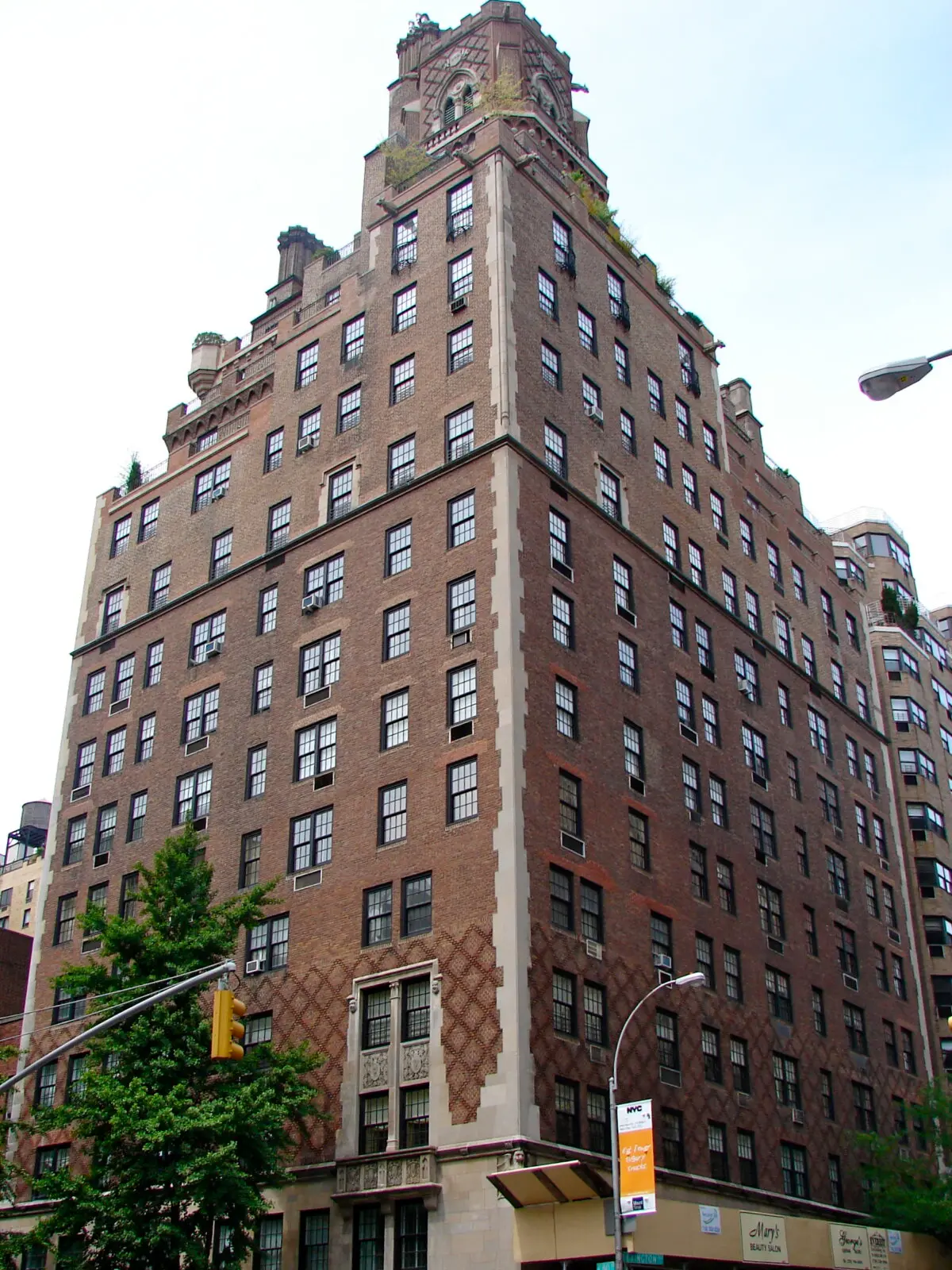 In 1929, architect Rosario Candela completed the 14-story building at 133 E. 80th St., Upper East Side Manhattan, New York. (Public domain)