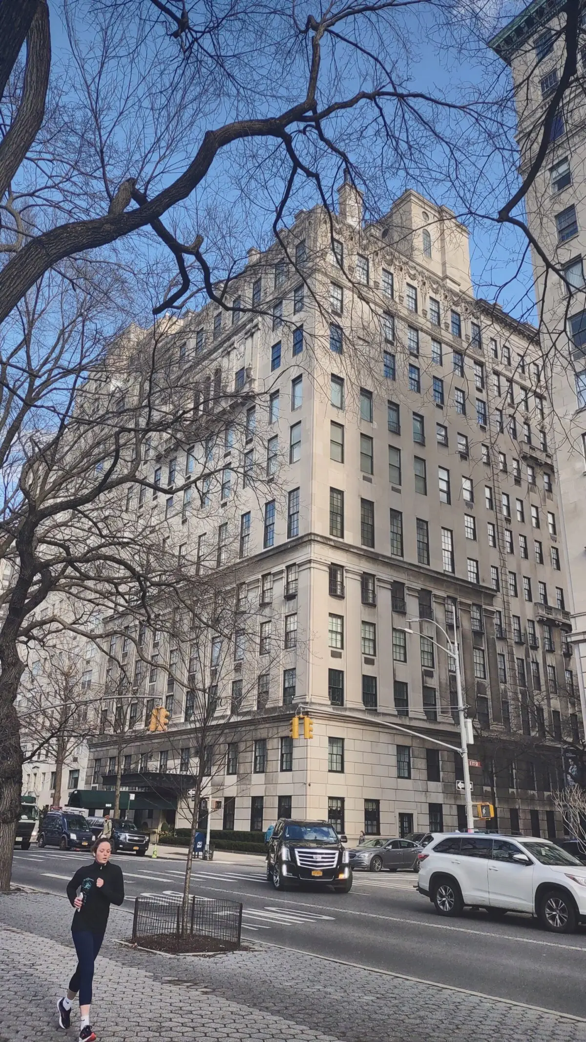 In 1928, architectural firm Warren & Wetmore and architect Rosario Candela completed the 15-story building at 960 Fifth Ave., also known as 3 E. 77th St., Upper East Side Manhattan, New York. The new building contained cooperatives and rentals. (<a href="https://commons.wikimedia.org/wiki/File:960_Fifth_Avenue_HDR_2022_jeh.jpg" target="_blank" rel="nofollow noopener">Jim Henderson/CC BY-SA 4.0</a>)