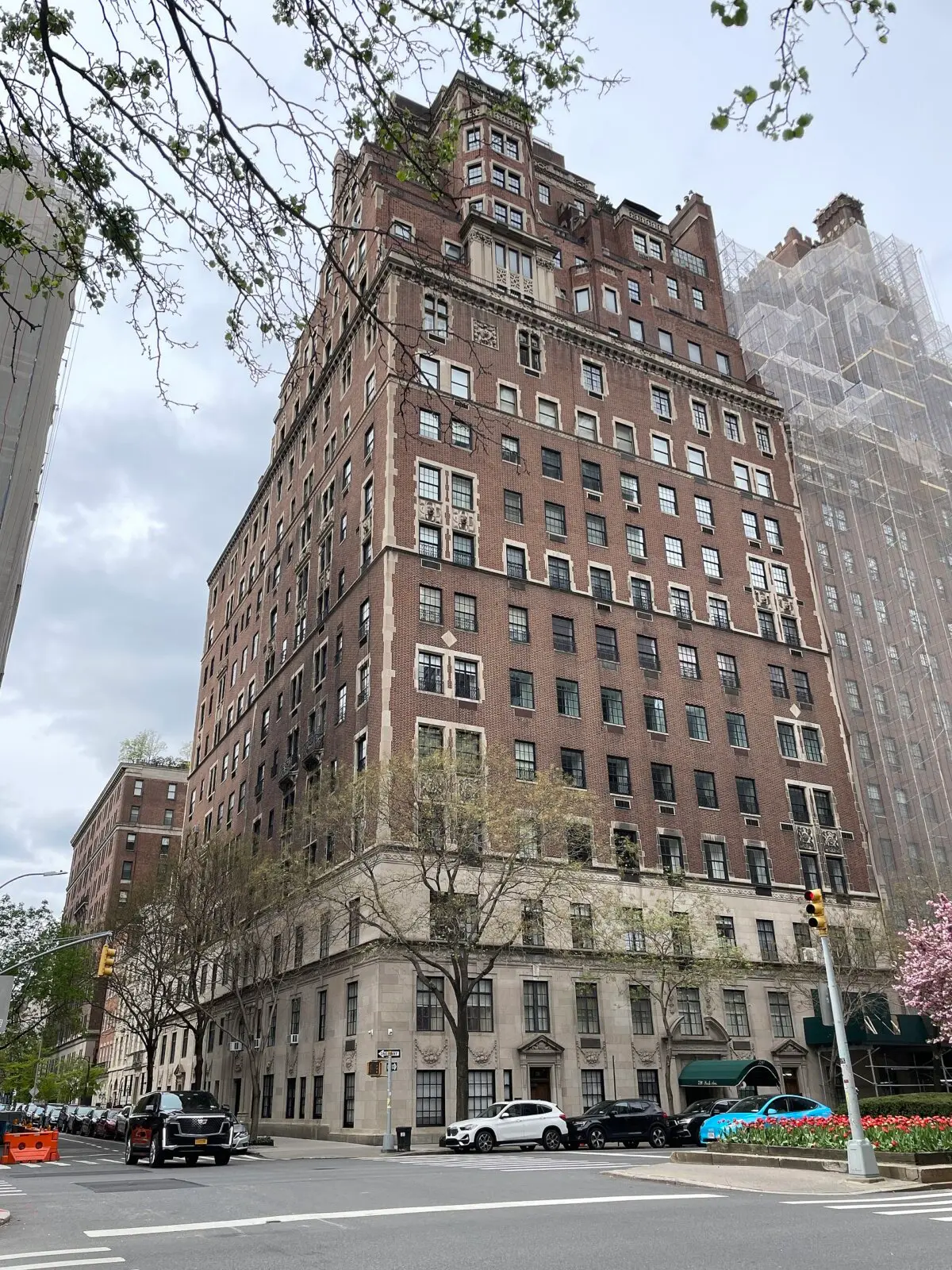 In 1928, architectural firm Cross & Cross and architect Rosario Candela completed the 17-story building at 720 Park Ave., 70th St., Lennox Hill, Upper East Side Manhattan, New York. (<a href="https://commons.wikimedia.org/wiki/File:720_Park_Avenue,_70th_Street,_Lenox_Hill,_Upper_East_Side,_Manhattan,_Apr_21_2024.jpg" target="_blank" rel="nofollow noopener">Deansfa/CC BY-SA 4.0</a>)