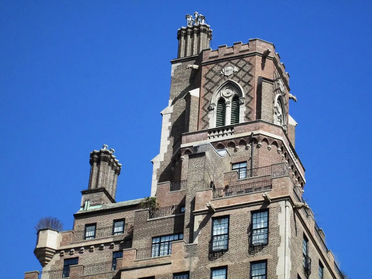 The top of 133 E. 80th St., Upper East Side Manhattan, New York. (<a href="https://commons.wikimedia.org/wiki/File:133_East_80th_Street_top.jpg" target="_blank" rel="nofollow noopener">Beyond My Ken/CC BY-SA 4.0</a>)