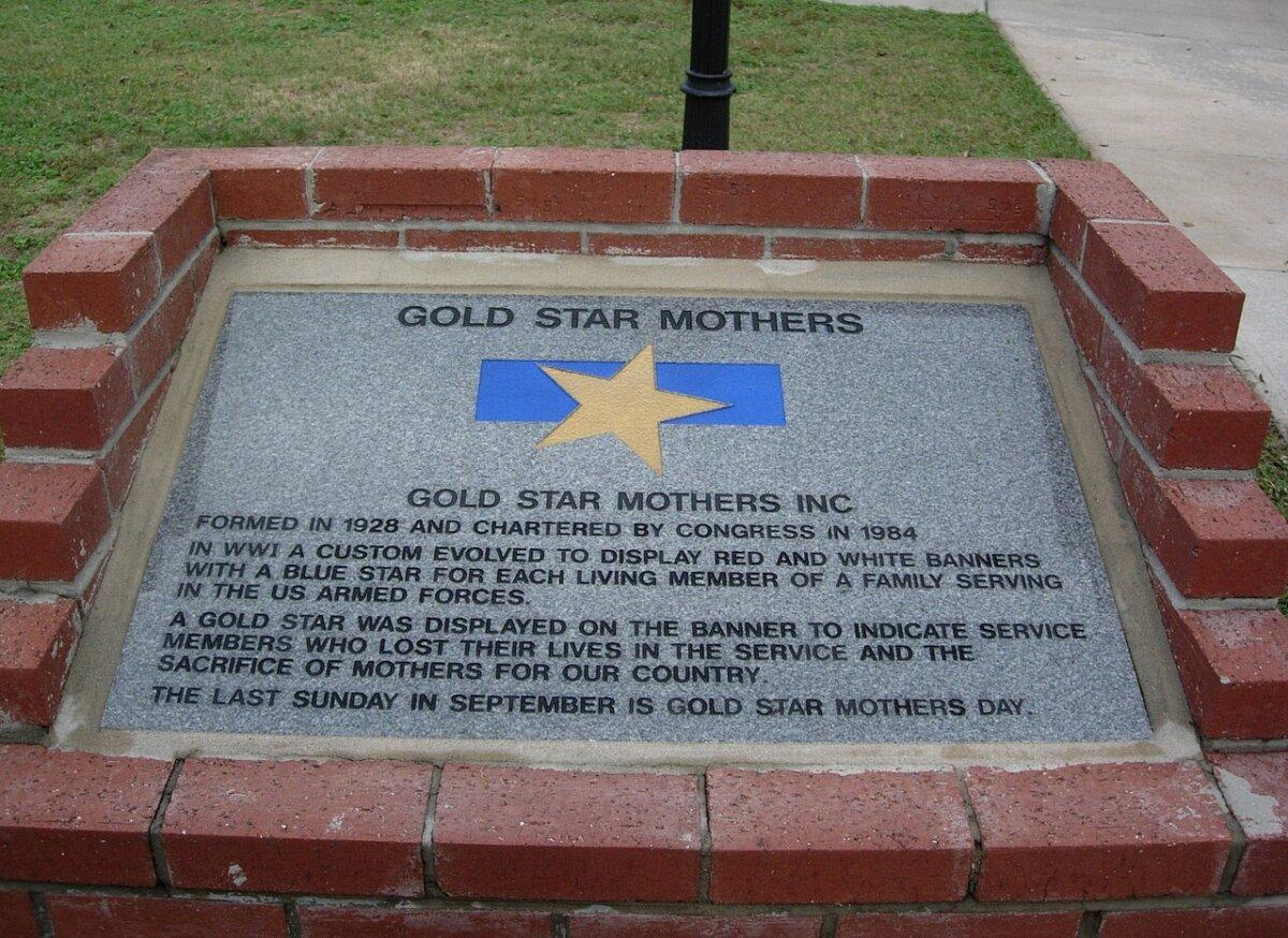 Gold Star Mothers monument in Marion County Veterans Memorial Park, in Ocala, Fla. (<a href="https://commons.wikimedia.org/wiki/User:Mlpearc">Mlpearc</a>/<a href="https://creativecommons.org/licenses/by-sa/3.0">CC BY-SA 3.0</a>)