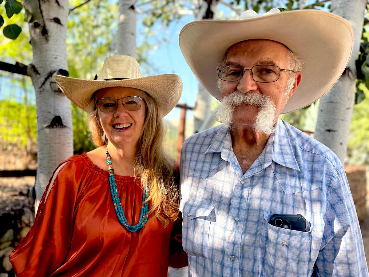 Award-winning cowboy poets Valerie and Floyd Beard during "Coffee With the Cowboys" at the 38th annual Arizona Cowboy Poets Gathering in Prescott, Ariz., on Aug. 8, 2026. (Allan Stein/The Epoch Times)