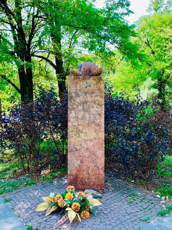 The "Good Maharaja" monument in Warsaw's Ochota district, erected to honor the Indian ruler who saved Polish orphans and ensured their heritage was preserved. (Chris Olszewski/CC BY-SA 4.0)