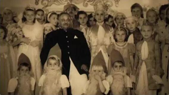 The Maharaja with the Polish children on Christmas Eve, in 1943. (Alewis2388/CC BY-SA 4.0)