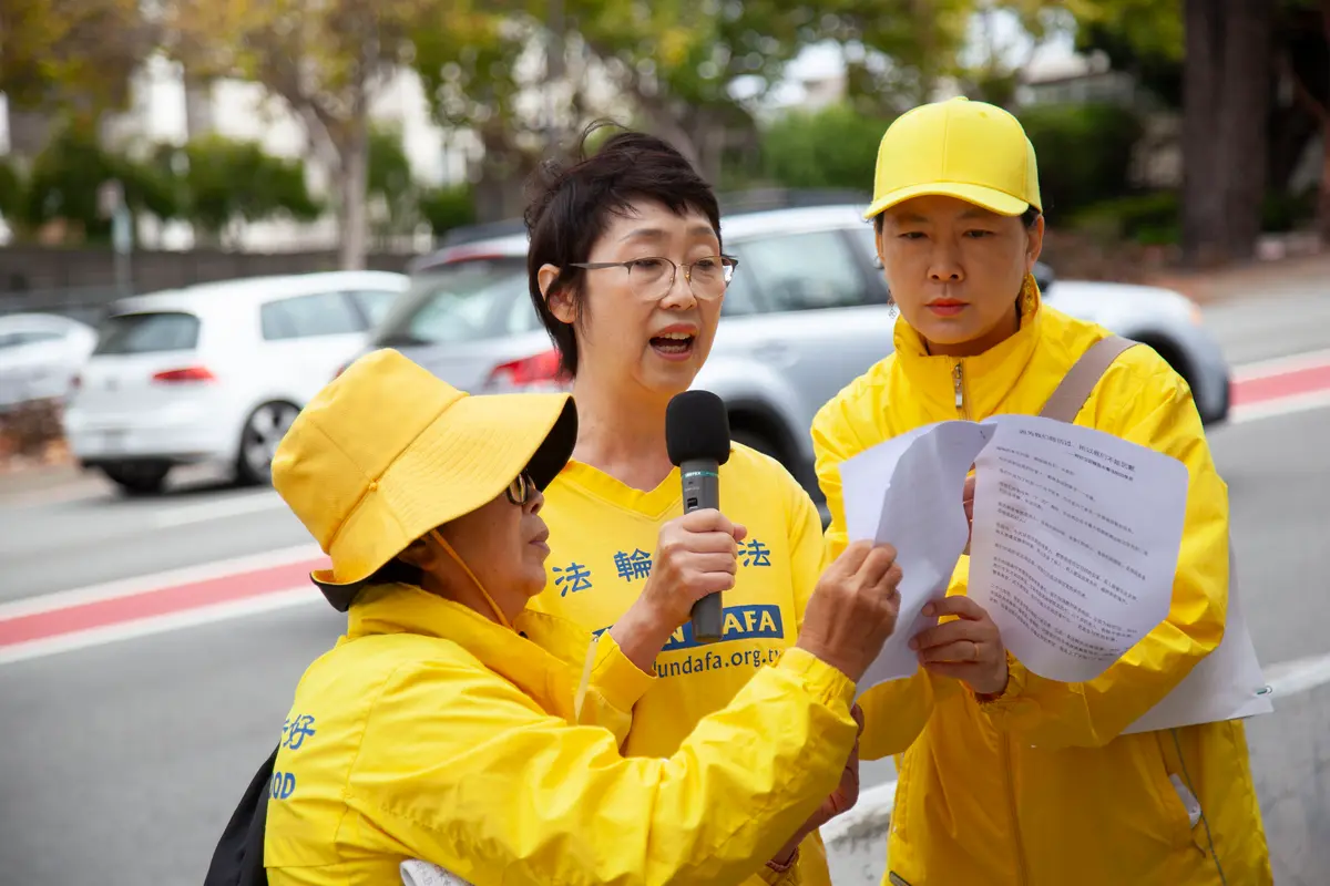 Wang Yifei, from Chuangchun, Jilin, speaks at the Chinese Consulate in San Francisco on Aug. 7, 2026. (Lear Zhou/The Epoch Times)
