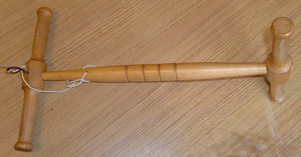A 2-yard niddy-noddy made by Clemes & Clemes, Inc. (Public Domain)