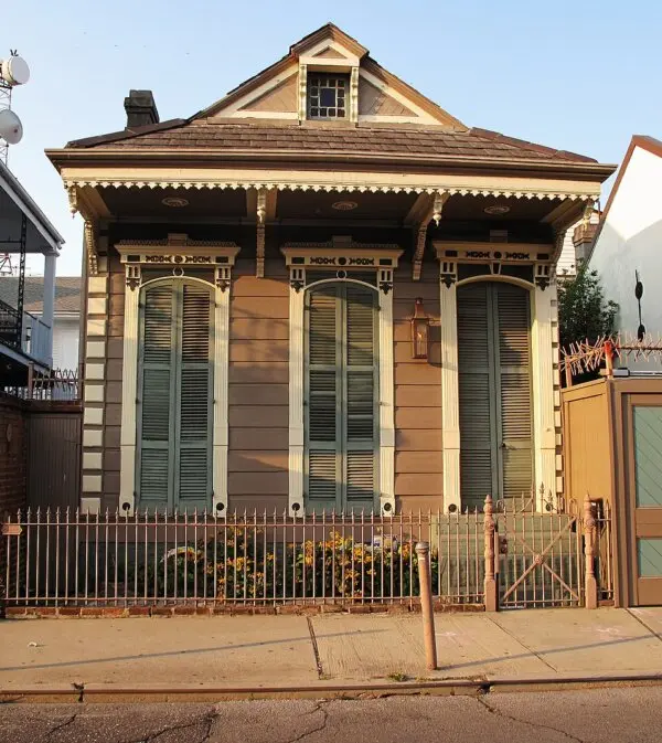 The long, straight hallway of a shotgun house allowed breezes to flow directly from the front door straight out the back. (Public Domain)