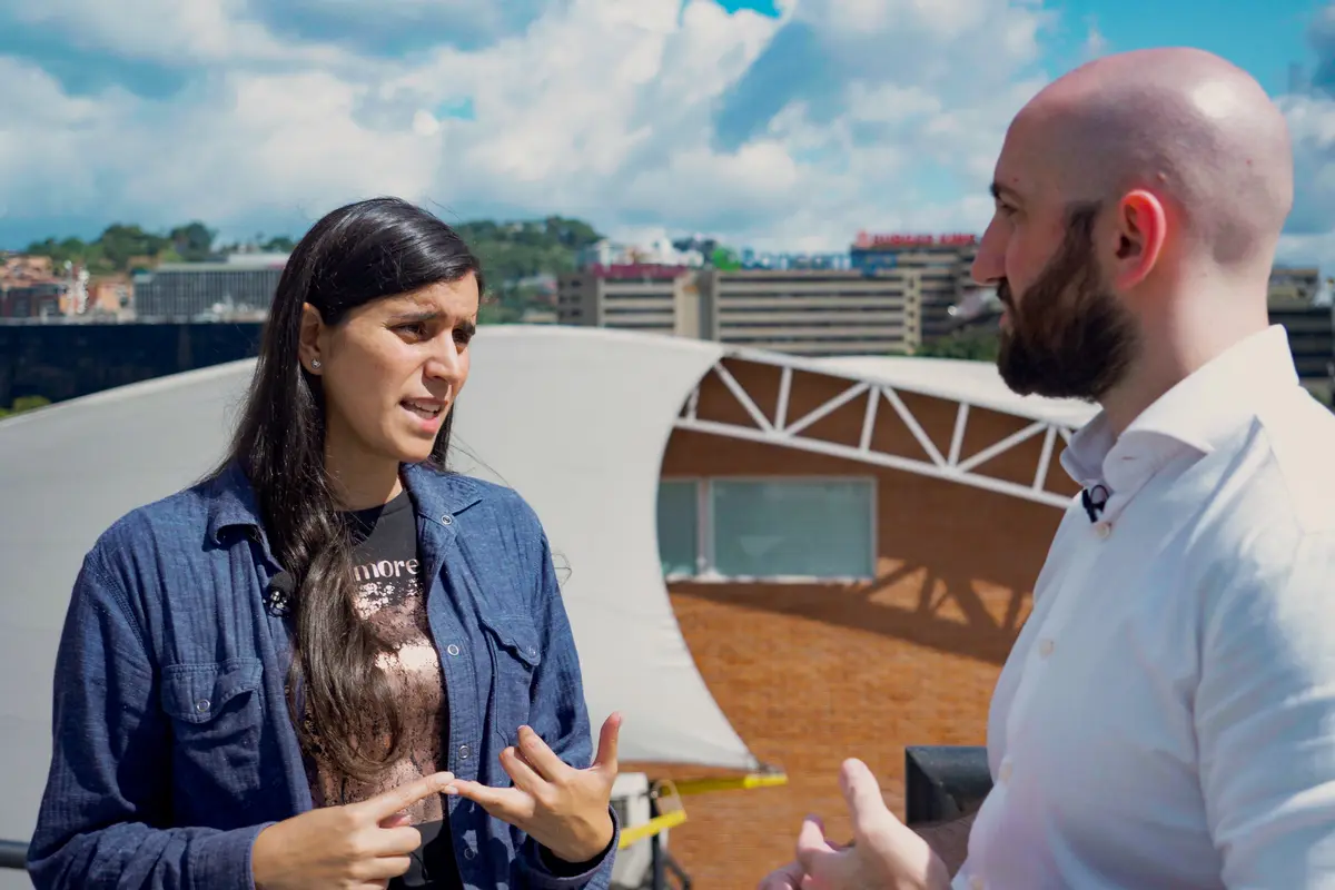 Journalist Luna Perdomo (L) and Epoch Times reporter Marcos Schotgues discuss the slight improvement in press freedom in Venezuela since former leader Nicolás Maduro was ousted, in Caracas, Venezuela, on July 7, 2026. (Frederico Vidovix/The Epoch Times)