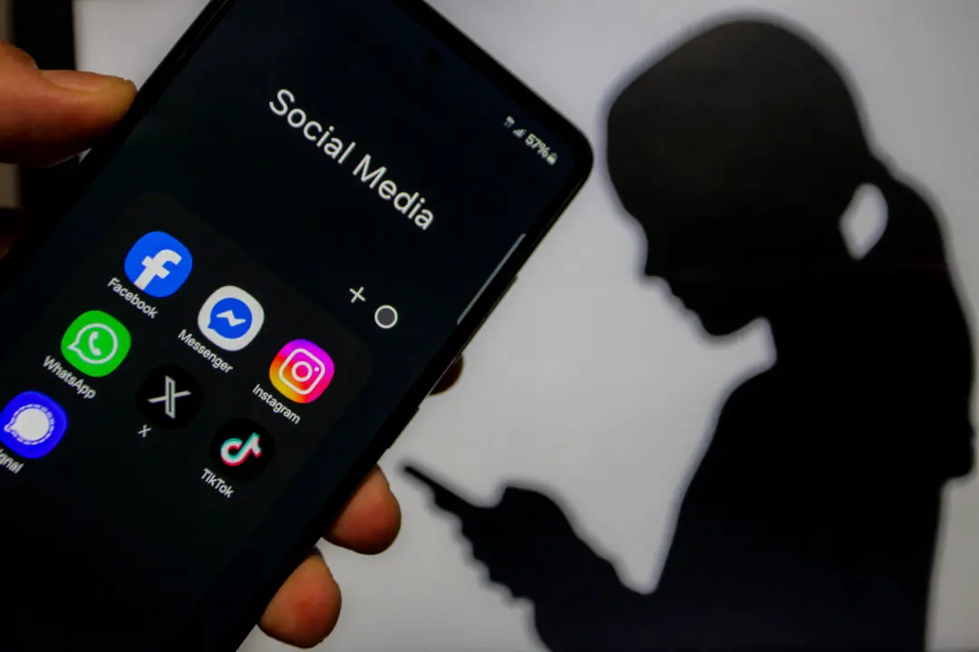 Top French Court Blocks Macron-Backed Social Media Ban for Under-15s