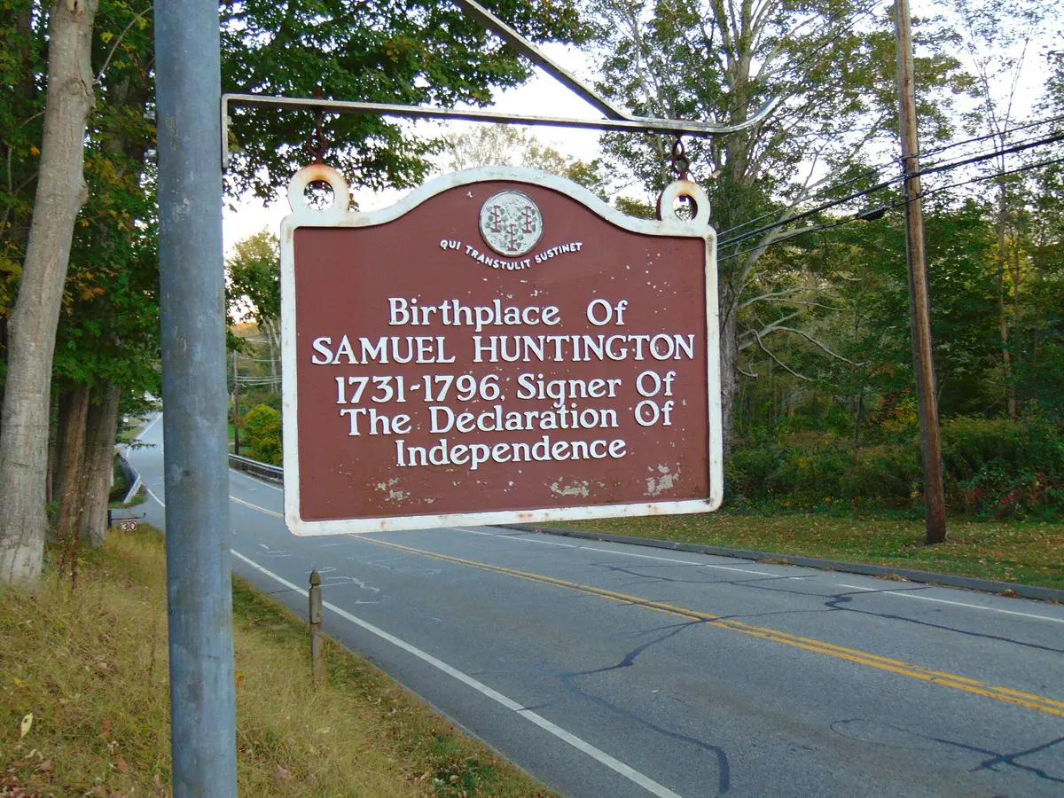 A historical marker identifies the place of Huntington's birth to tourists. (<a href="https://creativecommons.org/licenses/by-sa/4.0/deed.en">JJBers</a>/<a href="https://creativecommons.org/licenses/by-sa/4.0/deed.en">CC BY-SA 4.0</a>)