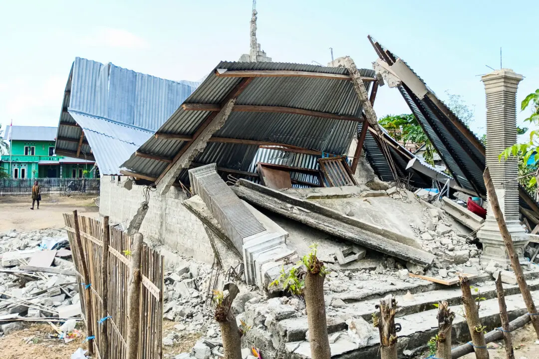 Thousands Evacuate After Indonesia Quake Kills 53, Aftershocks Hamper Rescue Efforts