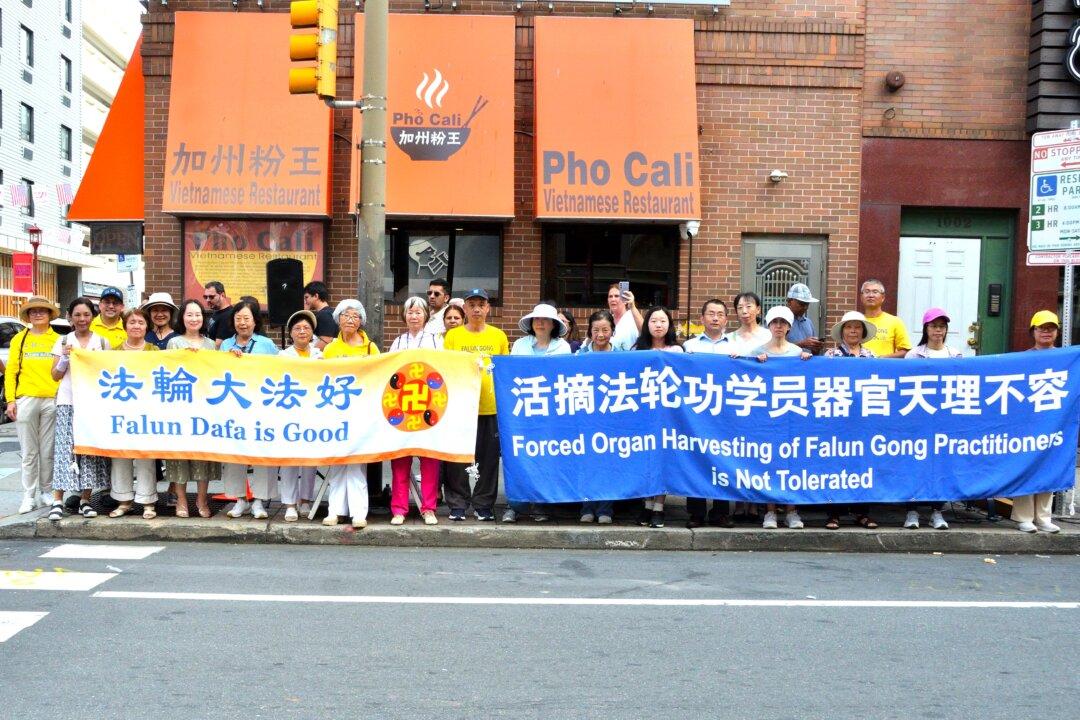 Philadelphia Rallygoers Urge US Senate to Pass Bill Targeting Forced Organ Harvesting in China
