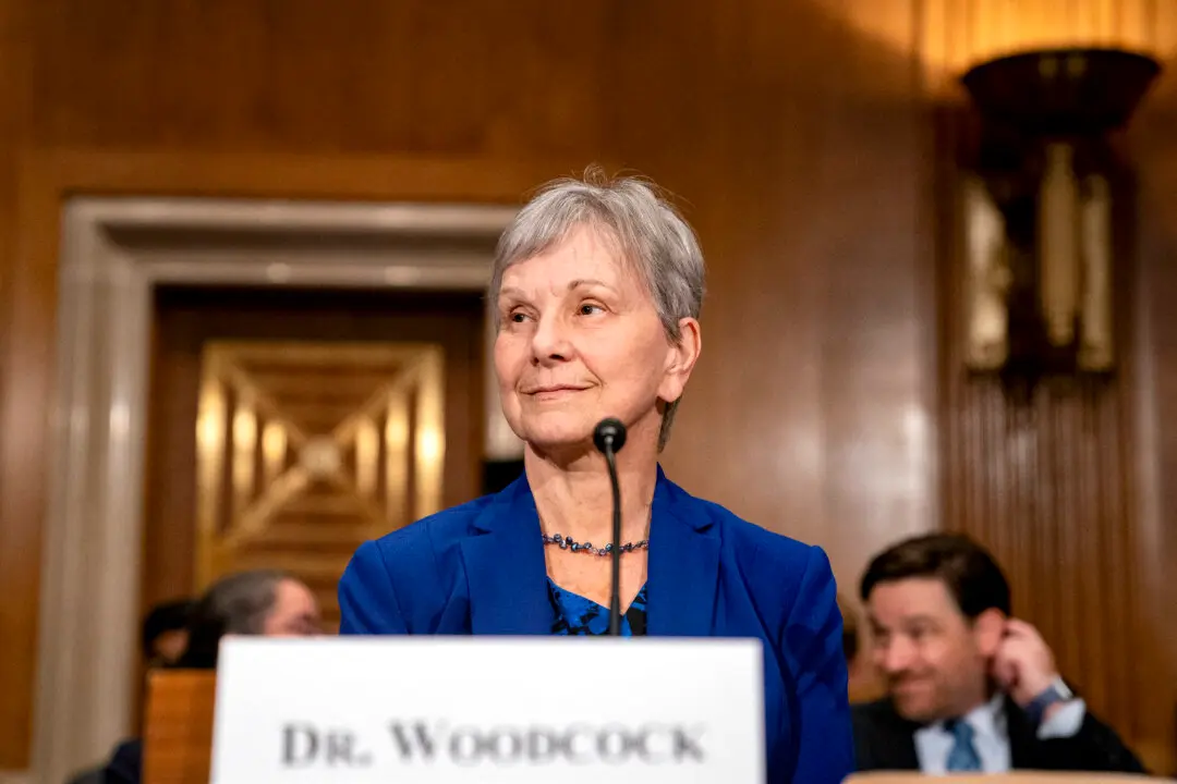 Top FDA Official Urged Fauci, NIH Head to Study Problems After COVID-19 Vaccination