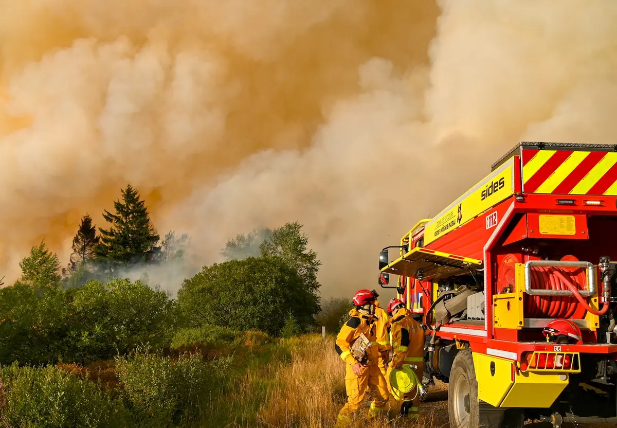 Firefighters battle the historic wildfire in Belgium’s High Fens on Aug. 15, 2026. (Courtesy of VHP)