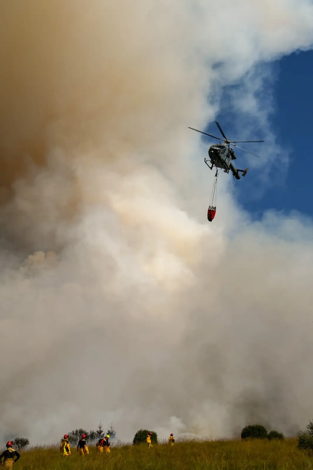 A helicopter assists firefighters in Belgium’s High Fens on Aug. 15, 2026. (Courtesy of VHP)