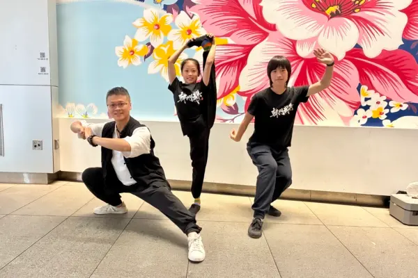 Martial arts teacher Han Jixiang (L) with his daughter, Han Aini (C), and student Chen Yinheng at the 2026 NTD International Traditional Chinese Martial Arts Competition. (Ye Zhen/The Epoch Times)
