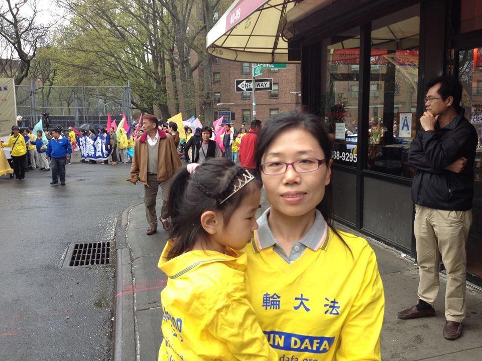 Li Linlin with her daughter at the parade staging area. (Leo Timm/Epoch Times)