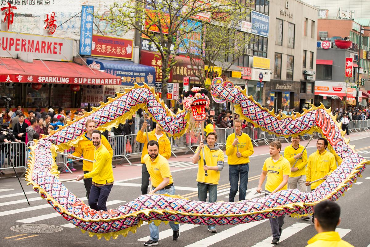 A dragon dance troupe formed by Falun Gong practitioners performs in the Flushing parade. (Larry Dye/Epoch Times)