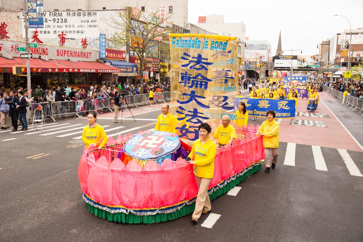 Falun Gong practitioners in the Flushing parade. (Larry Dye/Epoch Times)