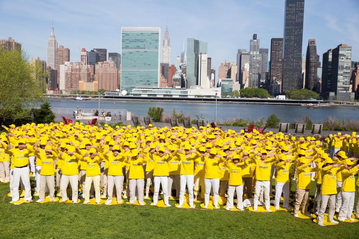 Over a thousand Falun Gong practitioners from New York, Taiwan, and other Asian regions form the Chinese characters for "Falun Dafa" at Gantry Plaza State Park on May 12, 2016. (Larry Dye/Epoch Times)