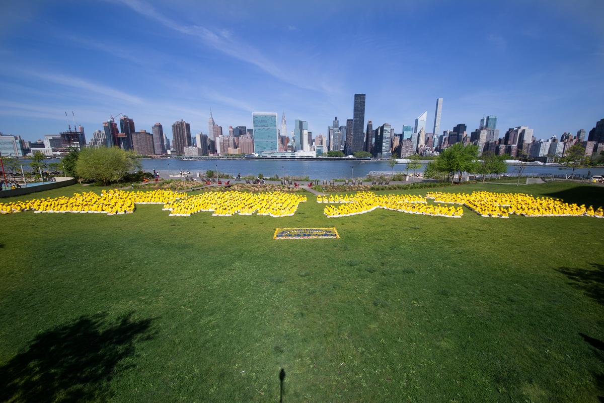 Over a thousand Falun Gong practitioners from New York, Taiwan, and other Asian regions form the Chinese characters for "Falun Dafa" at Gantry Plaza State Park, New York, on May 12, 2016. (Larry Dye/Epoch Times)