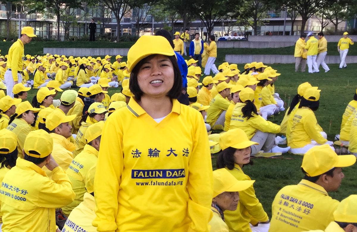 Tran Thi Trang, a Falun Gong practitioner from Vietnam, participates in a character formation event at Gantry Plaza State Park on May 12, 2016. (Frank Fang/Epoch Times)