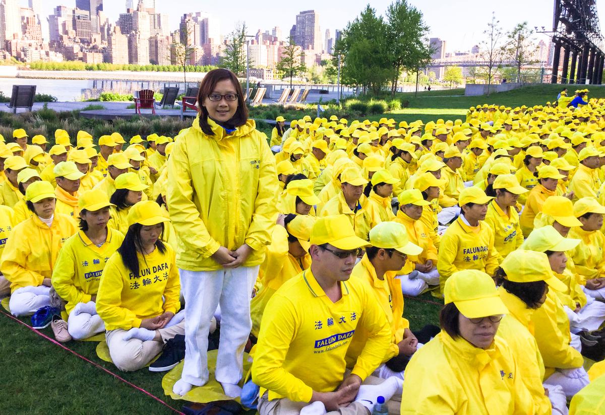 Li Yi-jing, a Falun Gong practitioner from Taiwan, participates in a character formation event at Gantry Plaza State Park on May 12, 2016. (Frank Fang/Epoch Times)