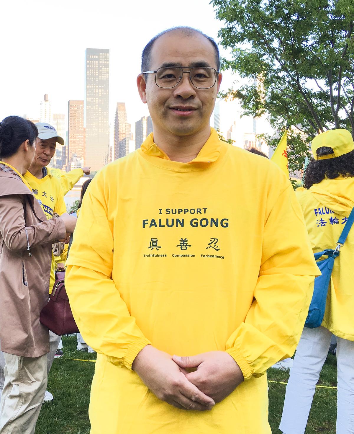 Kurebayashi Mitsuhiro, a Chinese Japanese practitioner of Falun Gong, joins a character formation event at Gantry Plaza State Park on May 12, 2016. (Larry Ong/Epoch Times)