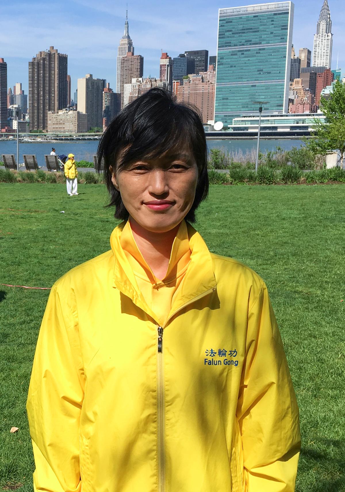 Choi Kyung-soon, a Falun Gong practitioner from South Korea, joins a character formation event at Gantry Plaza State Park on May 12, 2016. (Larry Ong/Epoch Times)