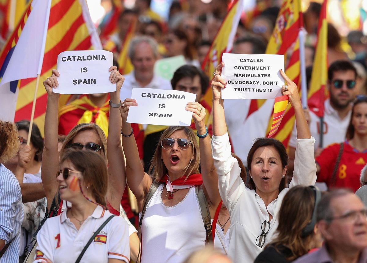 People hold up signs as they attend a pro-union demonstration organised by the Catalan Civil Society organisation in Barcelona, Spain on Oct. 8, 2017. (REUTERS/Albert Gea)