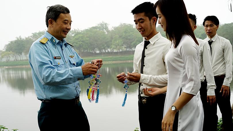 The author giving Falun Dafa lotus flower decorations to his students as a gift after introducing them to the traditional Chinese practice for the mind and body.