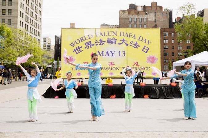 Dancers from San Cai Academy of the Arts perform at the World Falun Dafa Day event at Union Square, New York City, on May 11, 2017. (Samira Bouaou/The Epoch Times)