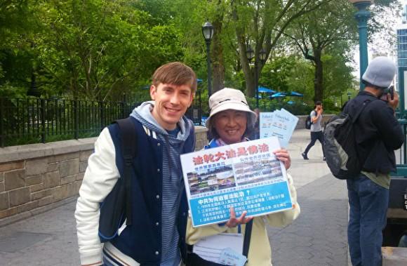 Television actor Ronald Woolhead (L) poses with a Falun Dafa practitioner at Union Square, New York, on May 11, 2017. (Caroline Zhang/The Epoch TImes)