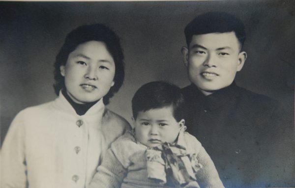 The author as a young child with her parents. (Courtesy of Amanda Jia)
