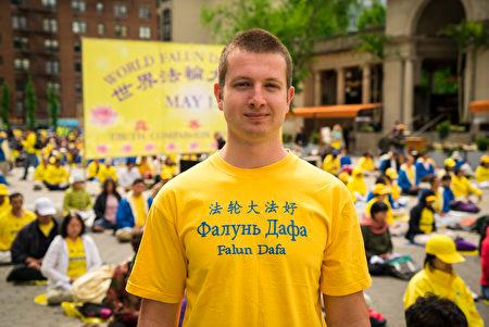 Roman Ponomarev, a Falun Dafa practitioner from Russia, in Union Square, New York City on May 11, 2017. (Xie Dongyan/The Epoch Times)