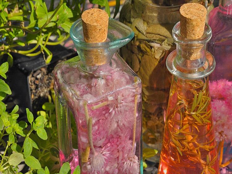 Herbal vinegars from freshly cut herbs from the garden are easy, economical, decorative, tasty, and fun to make. (Cat Rooney/The Epoch Times)