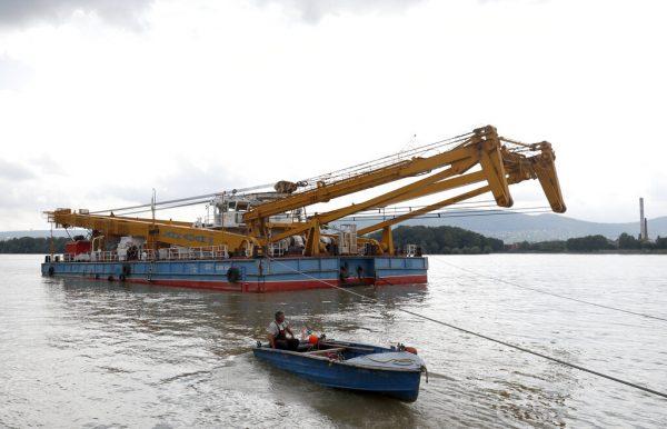 A floating crane able to lift 200 tons and which would be able to hoist the boat out of the water on its way on the site of the accident where a sightseeing boat capsized in Budapest, Hungary, Wednesday, on June 5, 2019. (Laszlo Balogh/AP Photo)